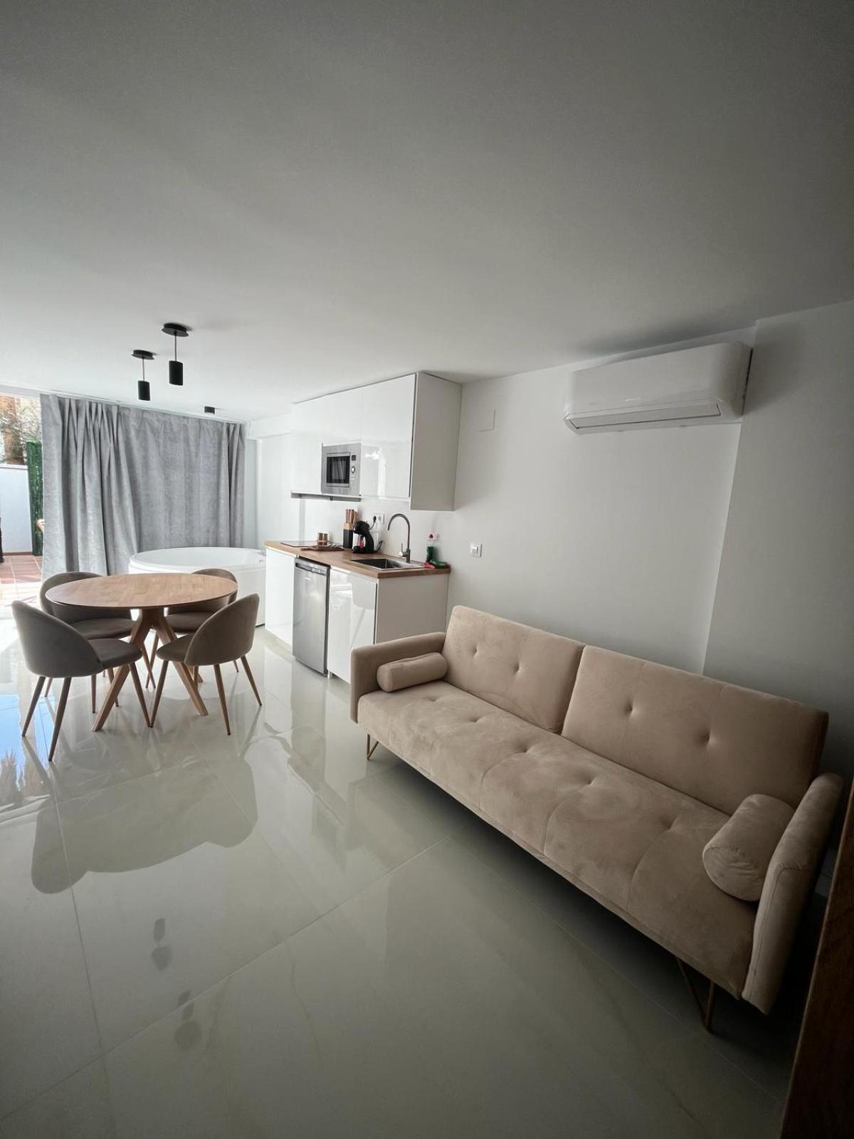 Suite Playamar Con Jacuzzi توريمولينوس المظهر الخارجي الصورة
